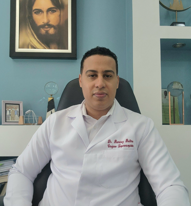 Dr. Aristides en consulta